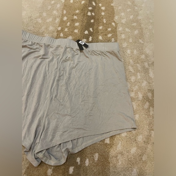 Skims NWT light sage green pajama shorts women’s size XL - Picture 5 of 9